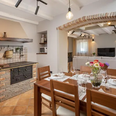 בית נופש Mala Petra By Interhome אומאג